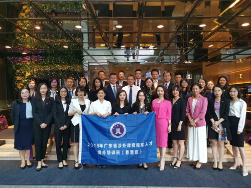 省律協(xié)副會(huì)長(zhǎng)童新、港澳臺(tái)和外事委副主任楊閏與優(yōu)秀學(xué)員們合影